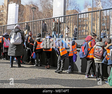 Il gruppo britannico di bambini delle scuole elementari i ragazzi a visitare la galleria d'arte Tate Modern a Bankside nel sud di Londra, Inghilterra UK KATHY DEWITT Foto Stock