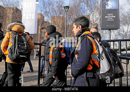 Gruppo di studenti delle scuole primarie britanniche gita scolastica per bambini in visita alla galleria d'arte Tate Modern presso Bankside nel sud di Londra, Inghilterra Regno Unito KATHY DEWITT Foto Stock