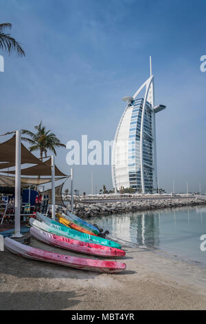 Il Burj Al Arab Hotel sulla spiaggia di Jumeirah, Dubai, UAE, Medio Oriente. Foto Stock