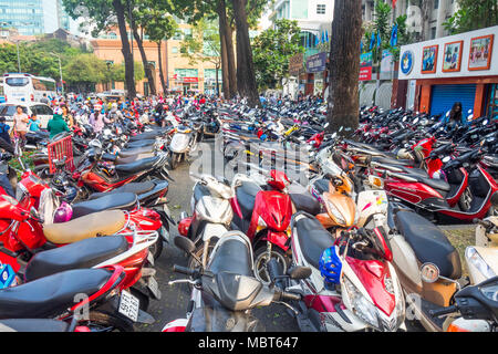 Moto parcheggiate ermeticamente in un parcheggio nella città di Ho Chi Minh, Vietnam. Foto Stock