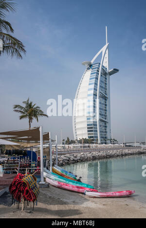 Il Burj Al Arab Hotel sulla spiaggia di Jumeirah, Dubai, UAE, Medio Oriente. Foto Stock