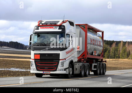 SALO, Finlandia - Aprile 6, 2018: Volvo FH 500 carrello di Tormanen.eu trasporti Hoyer gruppo contenitore del serbatoio lungo l'autostrada in primavera nel sud della Finlandia Foto Stock