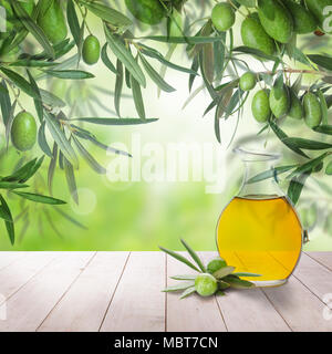 Olive e olio su legno bianco e scheda abstract bokeh di fondo. Cibo verde sullo sfondo Foto Stock