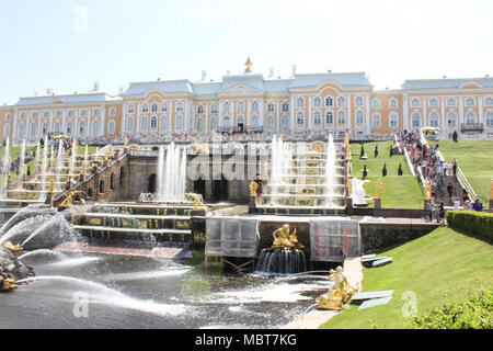 San Pietroburgo, Russia - luglio 8 , 2014: Fontane di Peterhof, parco inferiore Foto Stock