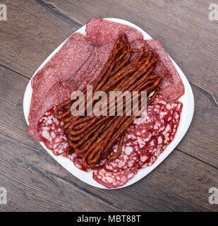 Piastra con diversi tipi di salsiccia. Vista da vicino Foto Stock