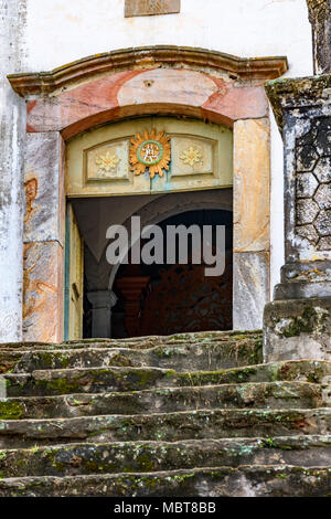 Antica scalinata di pietra usurato dal tempo andando verso l'ingresso di una delle più antiche e storiche chiese della città di Ouro Preto in Mina Foto Stock