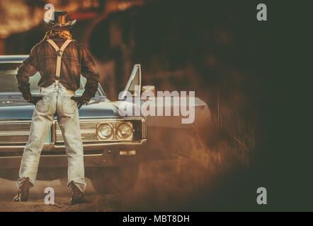 Western usura uomini caucasici e la sua classica Muscle Car. Cowboy Ride Vintage. Foto Stock