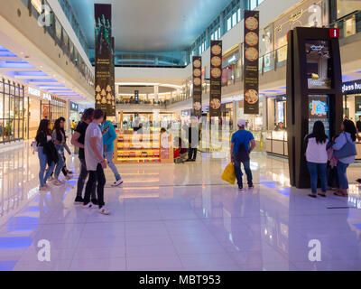 DUBAI, Emirati Arabi Uniti - Dicembre 2017: People shopping all'interno del Dubai Mall, uno dei bigest nel mondo Foto Stock