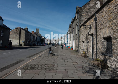 Machynlleth Main High Street con i suoi negozi. La contea di Powys. Wales 2018 Foto Stock