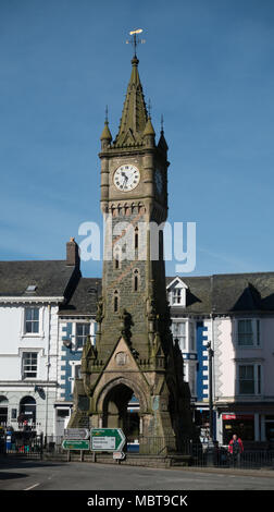 Machynlleth Main High Street con i suoi negozi. La contea di Powys. Wales 2018 Foto Stock