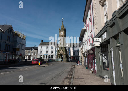 Machynlleth Main High Street con i suoi negozi. La contea di Powys. Wales 2018 Foto Stock