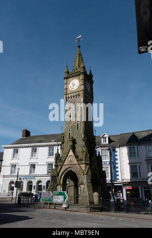 Machynlleth Main High Street con i suoi negozi. La contea di Powys. Wales 2018 Foto Stock