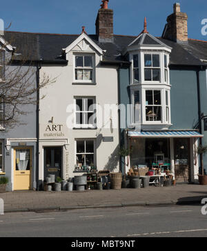 Machynlleth Main High Street con i suoi negozi. La contea di Powys. Wales 2018 Foto Stock