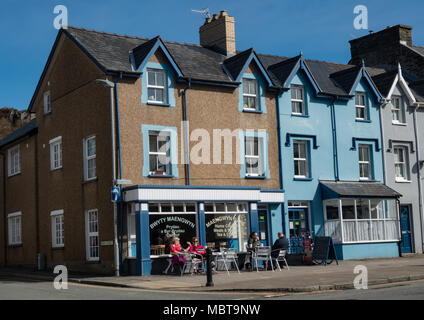 Machynlleth Main High Street con i suoi negozi. La contea di Powys. Wales 2018 Foto Stock