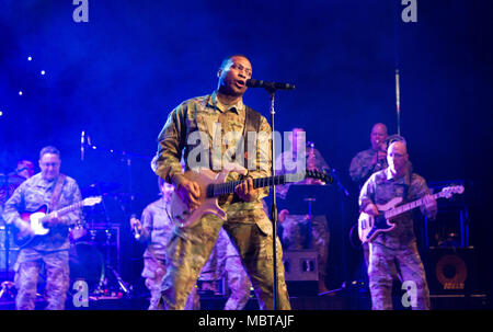 Il personale Sgt. Keenan McCarter, baritono cantante con i soldati Chorus, esegue un numero musicale con la stringa di sei soldati durante il 2018 U.S. Esercito ciotola All-American premi mostra gen. 5, 2018 a Lila Cockrell Theatre di San Antonio, Texas. I premi mostra presenta una miriade di premi e riconoscimenti speciali per entrambi gli Stati Uniti Esercito All-American giocatori di calcio e i membri della band, culminata negli Stati Uniti Esercito giocatore del premio di anno. (U.S. Esercito foto di Sgt. Christopher Hernandez, 345 Affari pubblici Distacco/rilasciato) Foto Stock