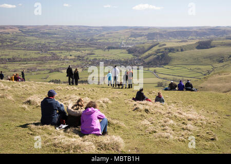 Famiglie gode di vista sulla valle di speranza e di Castleton dal vertice di Mam Tor, Castleton, Parco Nazionale di Peak District, Derbyshire, Inghilterra Foto Stock