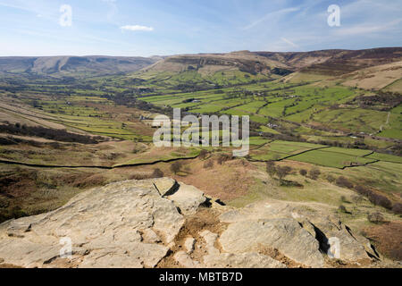 Vista sulla valle di Edale dal vertice di Backtor Nook sulla grande Ridge, Castleton, Parco Nazionale di Peak District, Derbyshire, England, Regno Unito Foto Stock