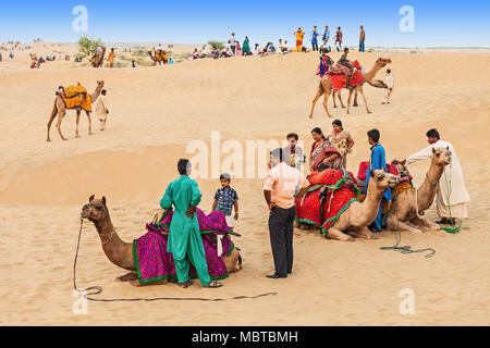 JAISALMER, India - 13 ottobre: Unidenfified persone e cammelli nel deserto di Thar su ottobre 13, 2013, Jaisalmer, India. Foto Stock