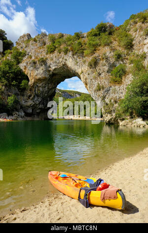 Gita in canoa per la pietra naturale arco di Pont d'Arc nelle Gorges de l'Ardeche in Francia meridionale. Foto Stock