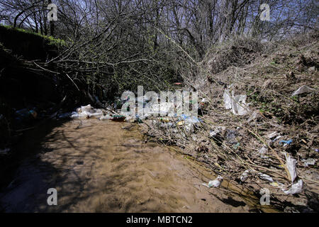 Pesante di acqua inquinata con flusso di rifiuti domestici Foto Stock