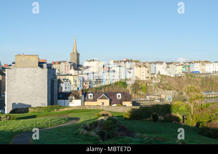 Case colorate in vacanza gallese città di Tenby affacciato sulla spiaggia di Porto al mattino presto sunshine Foto Stock