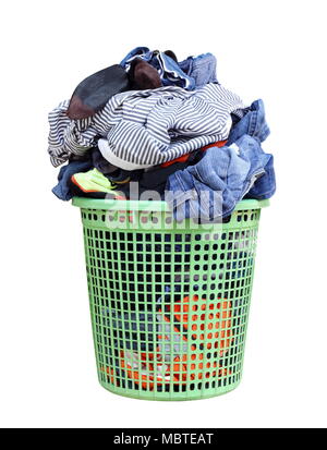 Pila di biancheria sporca in un cestello di lavaggio, un cesto della biancheria con colorati asciugamano, cesto con vestiti puliti, abiti colorati in un cesto per la biancheria Foto Stock