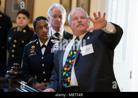 George Eaton, direttore delle comunicazioni e l'innesto, U.S. Esercito il supporto comando, conduce i visitatori in un tour attraverso i quarti uno come parte dei festeggiamenti durante il Rock Island Arsenal annuale del nuovo anno di Reception Gen 6, Rock Island Arsenal, Illinois. (Foto di Kevin Fleming, ASC per Affari pubblici) Foto Stock