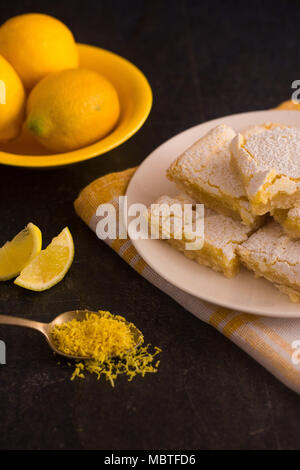 Appena sfornato barre di limone Foto Stock