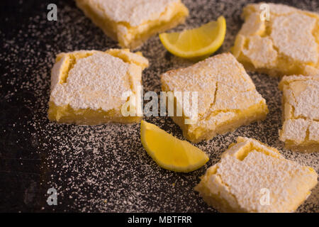 Appena sfornato barre di limone Foto Stock