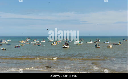 Parte del locale della flotta da pesca dei villaggi costieri di Mancora e Talara sulla costa nord ovest del Perù in Sud America. Foto Stock