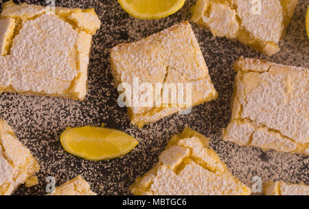 Appena sfornato barre di limone Foto Stock