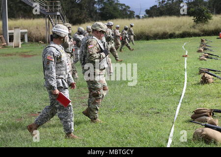 I soldati assegnati alla sede centrale e sede batteria, 94th esercito aria e la difesa missilistica il comando affinare le proprie abilità di sparo durante l'unità di densità gamma settimana. Il corso di formazione fornisce i soldati la possibilità di migliorare le loro armi competenza e fiducia utilizzando le loro apparecchiature assegnate. (Foto di Sgt. Classe Claudio R. Tejada, 94th AAMDC PAO) Foto Stock