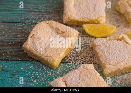 Appena sfornato barre di limone Foto Stock