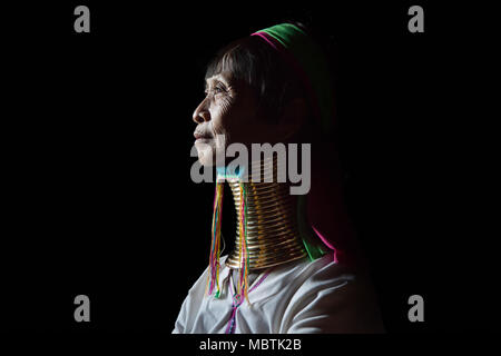 Lago Inle, Myanmar, Novembre 17th, 2014: ritratto di una donna Kayan nella sua outfitpo tradizionali Foto Stock