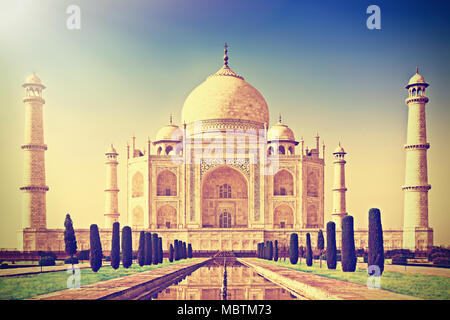Croce trasformati vintage effetto retrò come filtrato hipster tonica foto del Taj Mahal di sunrise, luce di Agra, India. Foto Stock
