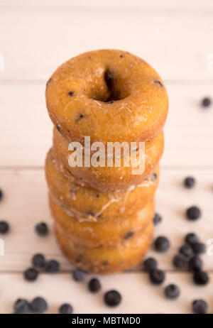 Torta ai mirtilli ciambelle su una bianca tavolo in legno Foto Stock