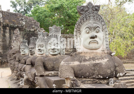 Angkor Thom, lavori di restauro su capi di demoni sul ponte, South Gate, Angkor Thom, sito patrimonio mondiale dell'UNESCO, Angkor, Cambogia Asia Foto Stock
