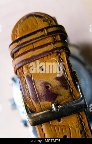 Vecchio fissato cinghia usurata per orologi da polso con chiusura. Fotografato close-up. Foto Stock