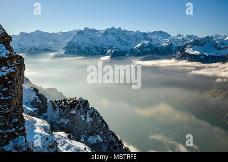 Il lago di Lucerna nelle Alpi Svizzere coperti dalla nebbia Foto Stock