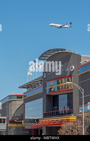 Rosemont, Illinois - United Airlines jet circa di atterrare all'Aeroporto O'Hare vola sopra la Donald E. Stephens Convention Center. Foto Stock