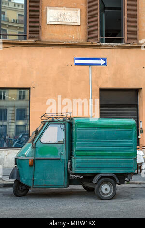 Un verde Piaggio Ape furgone parcheggiato in una strada a senso unico in Italia a Roma, il modo sbagliato! Foto Stock