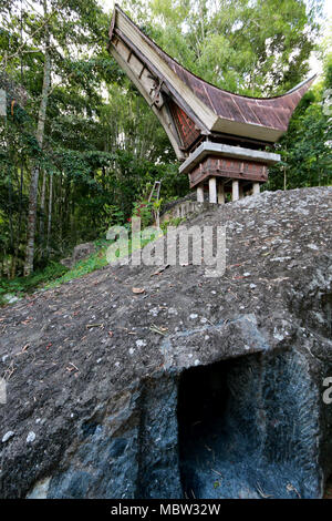 Aprire la sepoltura grotta alla classe superiore cimitero: Bori' Parinding megalitiche sito di sepoltura, Toraja, Sulawesi, Indonesia Foto Stock