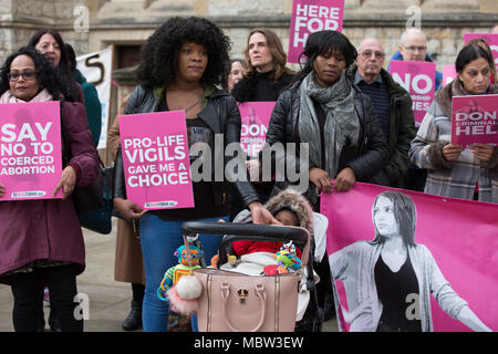 Pro-vita gli attivisti di dimostrare al di fuori di Ealing Broadway Municipio prima dell'aborto zona tampone votare questa settimana, London, Regno Unito Foto Stock