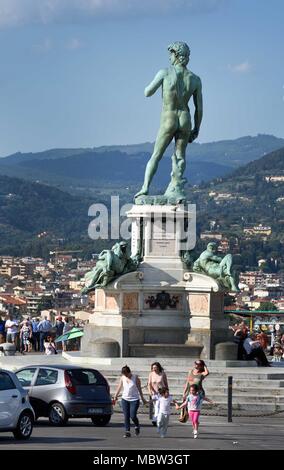 David verso Firenze città al centro di Piazzale Michelangelo. Questa piazza è stata progettata dall architetto Giuseppe Poggi Firenze, Toscana, Italia, italiano. ( Michelangelo di Lodovico Buonarroti Simoni 1475 - 1564 ) Foto Stock