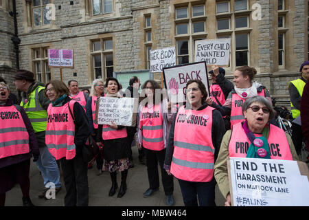 Pro-scelta militanti e suor sostenitori dimostrare al di fuori di Ealing Broadway Municipio prima dell'aborto zona tampone votare questa settimana, London, Regno Unito Foto Stock