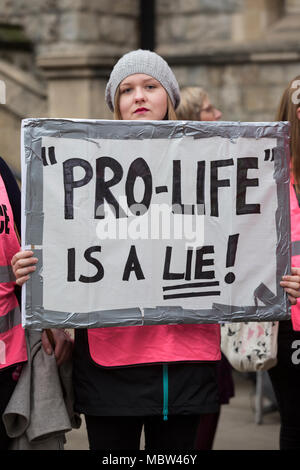 Pro-scelta militanti e suor sostenitori dimostrare al di fuori di Ealing Broadway Municipio prima dell'aborto zona tampone votare questa settimana, London, Regno Unito Foto Stock