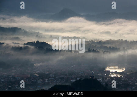 Il famoso basso livello cloud a Toraja Utara, visto da all'Tombi, Sulawesi, Indonesia Foto Stock