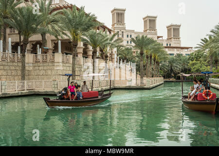 Barche abra nei canali del Madinat Jumeirah Souk di Dubai, UIAE, Medio Oriente. Foto Stock