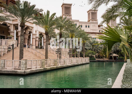 Barche abra nei canali del Madinat Jumeirah Souk di Dubai, UIAE, Medio Oriente. Foto Stock