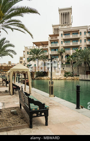 Barche abra nei canali del Madinat Jumeirah Souk di Dubai, UIAE, Medio Oriente. Foto Stock